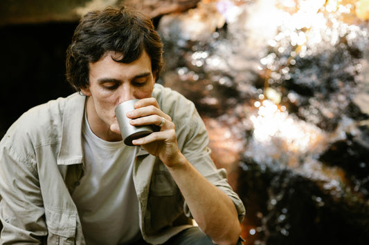 Homme buvant dans une tasse pour s'hydrater