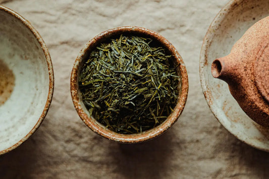 Tasse traditionnelle de matĂ© fumant avec bombilla, entourĂ©e de feuilles de matĂ© vertes, citron et menthe fraĂźche, Ă©voquant lâĂ©nergie naturelle et la vitalitĂ© du matĂ© sud-amĂ©ricain.