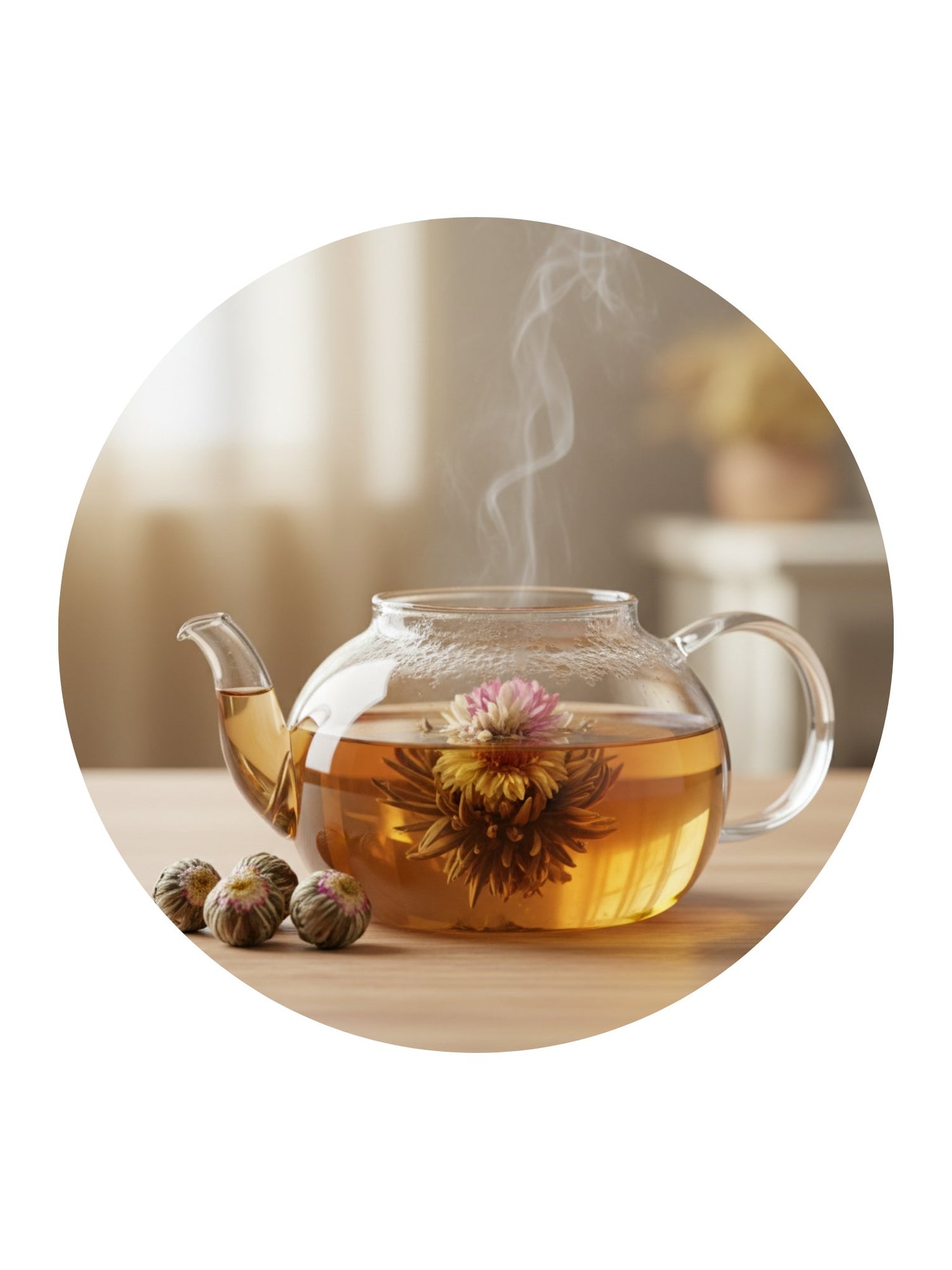 Théière avec une fleur de thé éclose