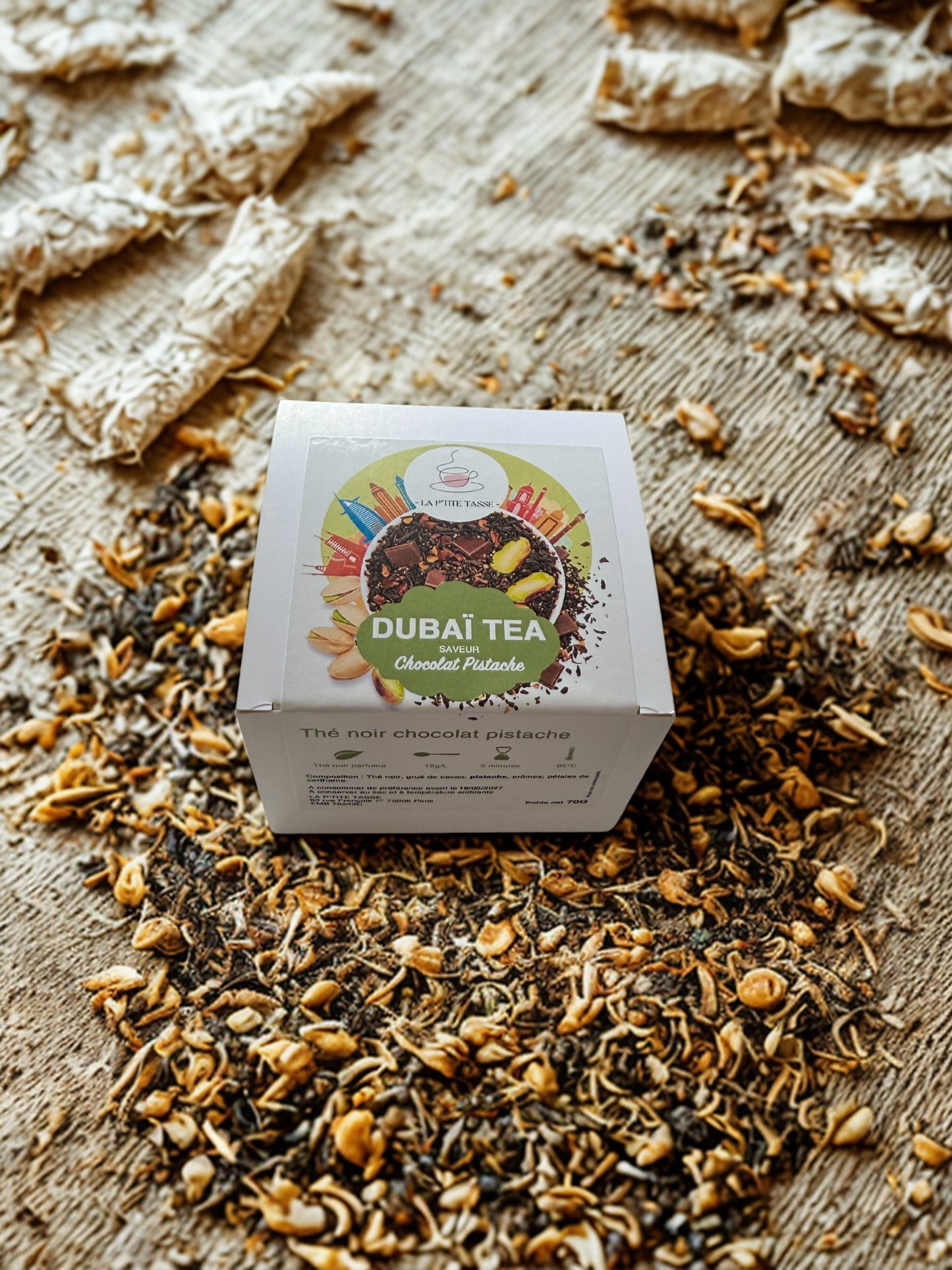 Thé Dubai Tea La P’tite Tasse – mélange aromatique et épicé inspiré des saveurs orientales, présenté dans un emballage élégant aux touches chaleureuses.