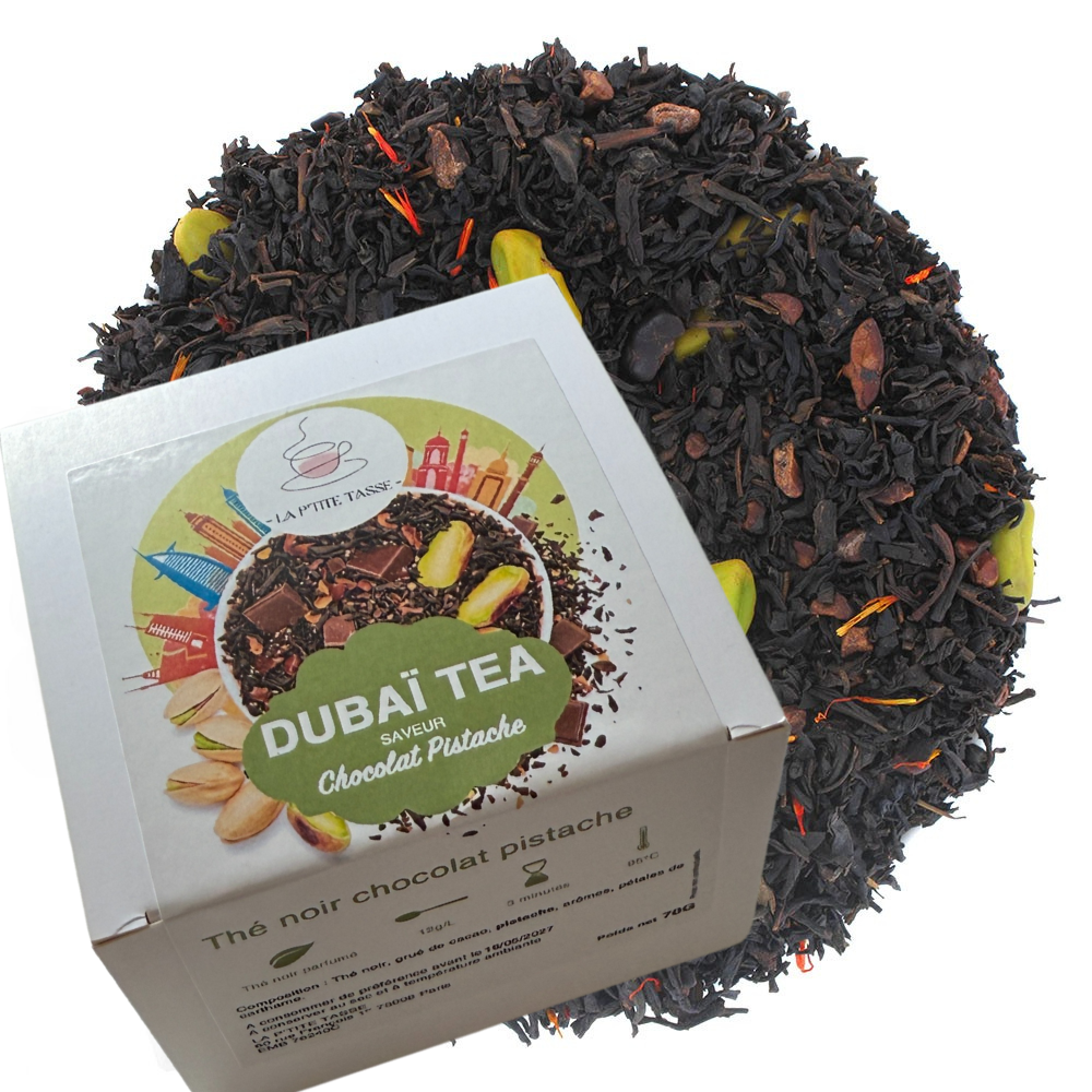 Thé Dubai Tea La P’tite Tasse – mélange aromatique et épicé inspiré des saveurs orientales, présenté dans un emballage élégant aux touches chaleureuses.