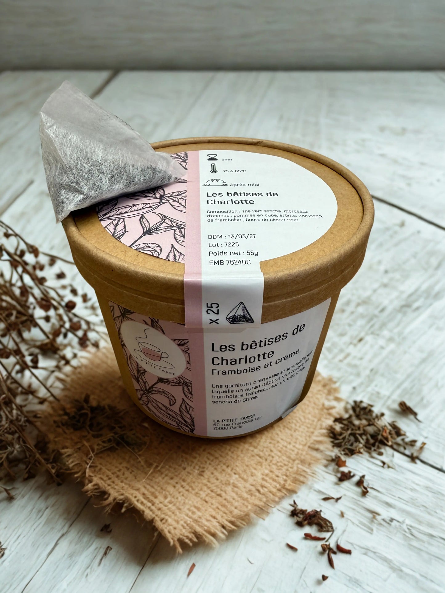 Infusion Les Bêtises de Charlotte en infusette La P’tite Tasse – mélange gourmand et fruité aux saveurs douces et sucrées, présenté dans un emballage coloré et joyeux.