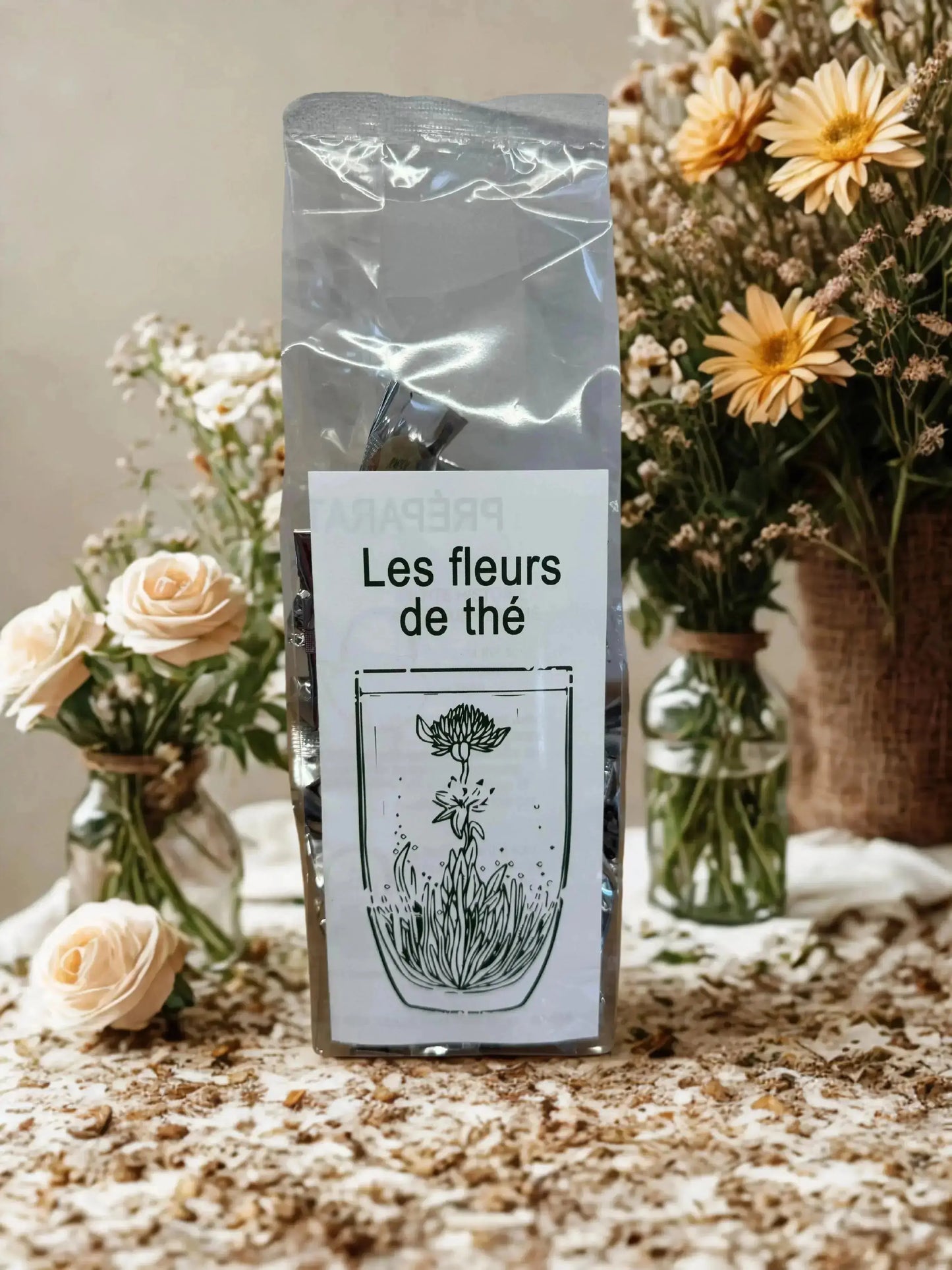 Coffret Fleur de Thé La P’tite Tasse – assortiment de fleurs de thé artisanales qui s’épanouissent en fleurs colorées et parfumées dans l’eau chaude, présenté dans un packaging élégant.