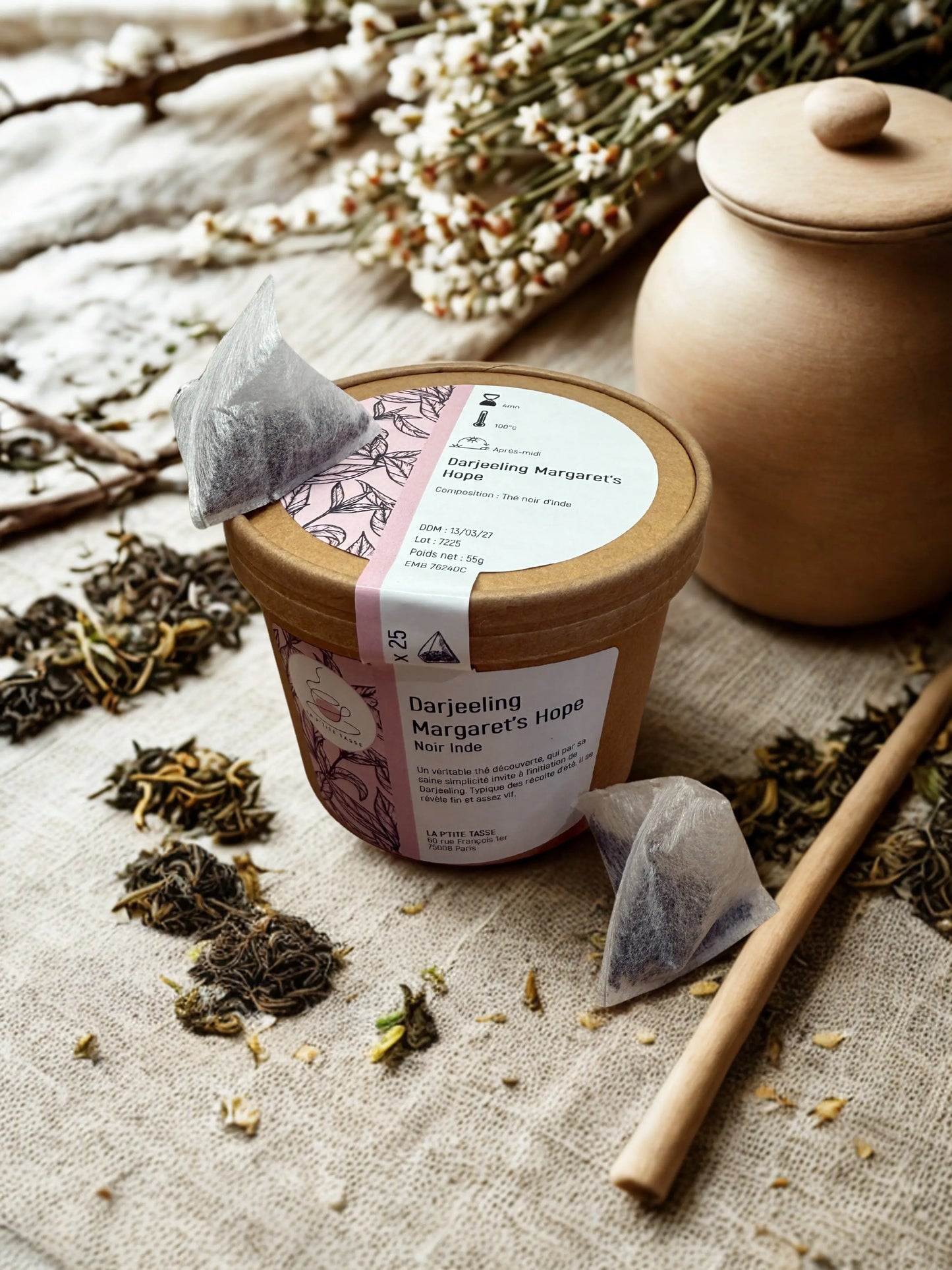 Thé Darjeeling Margaret’s Hope en infusette La P’tite Tasse – thé noir délicat provenant de la célèbre plantation Margaret’s Hope en Inde, aux notes florales et muscatées, pour une dégustation raffinée.