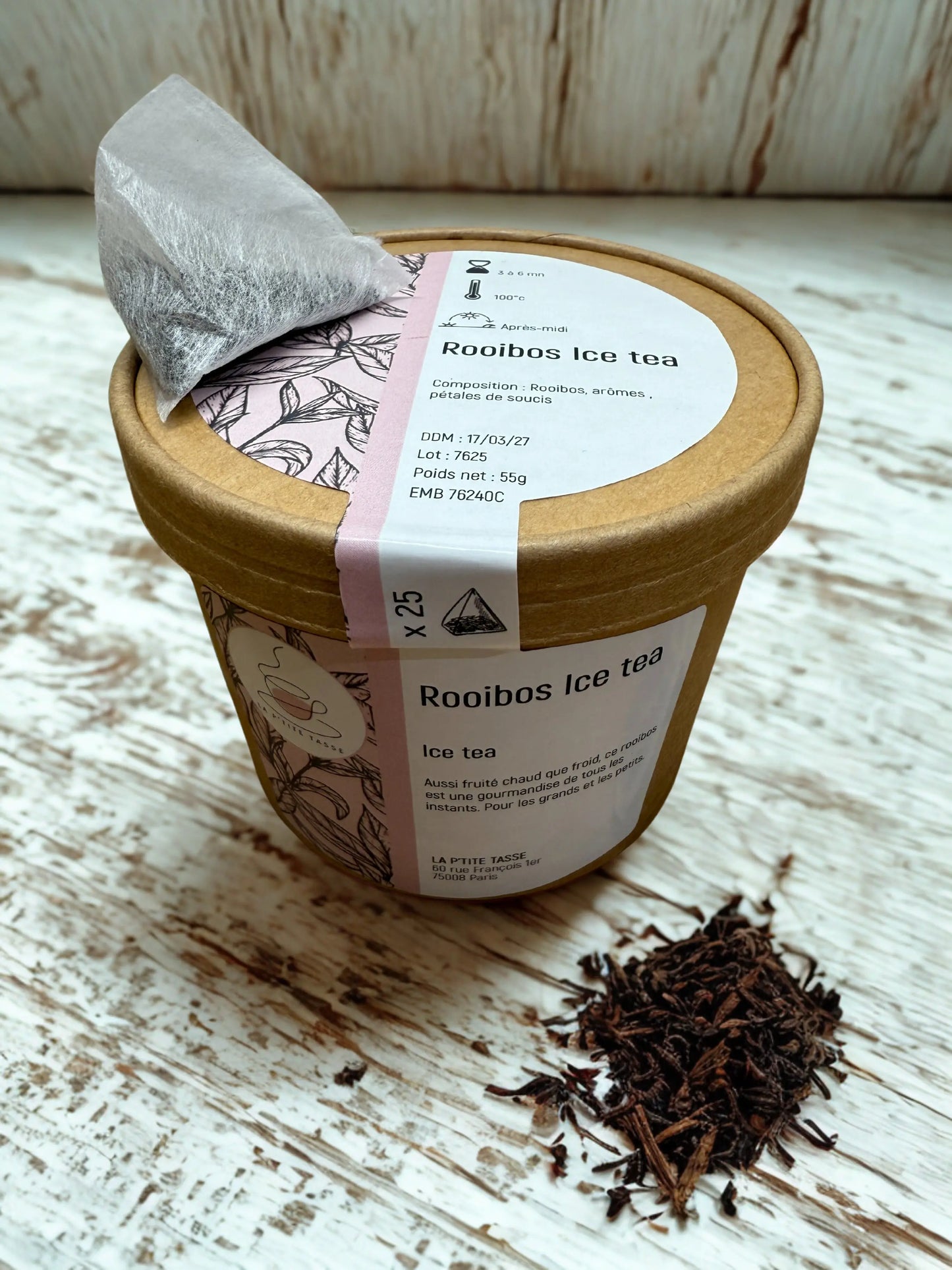 Rooibos Ice Tea en infusette La P’tite Tasse – infusion glacée à base de rooibos, naturellement sans caféine, aux notes douces et fruitées, servie avec glaçons et décorée de feuilles et fruits rouges.