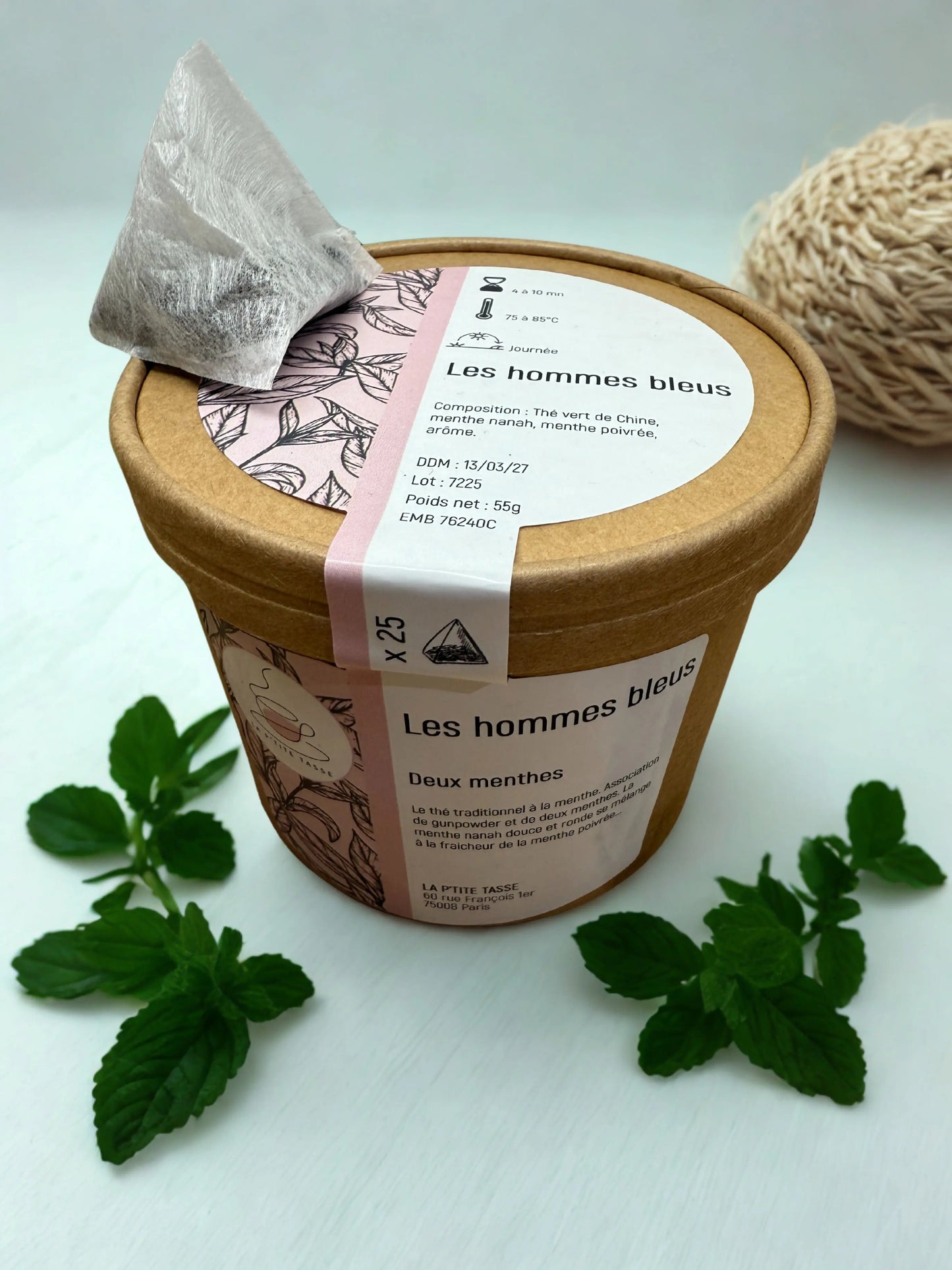 Infusion Les Hommes Bleus en infusette La P’tite Tasse – mélange unique aux notes délicates et mystérieuses, présenté dans un emballage élégant aux touches bleutées.