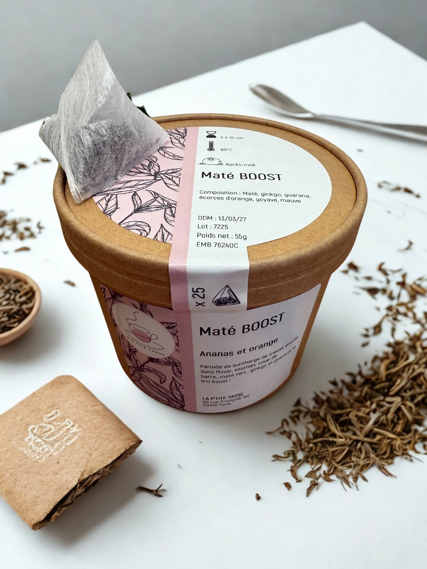 Maté Boost en infusette La P’tite Tasse – mélange énergisant à base de maté vert et d’ingrédients naturels, idéal pour un coup de fouet naturel, présenté dans un emballage moderne et dynamique.