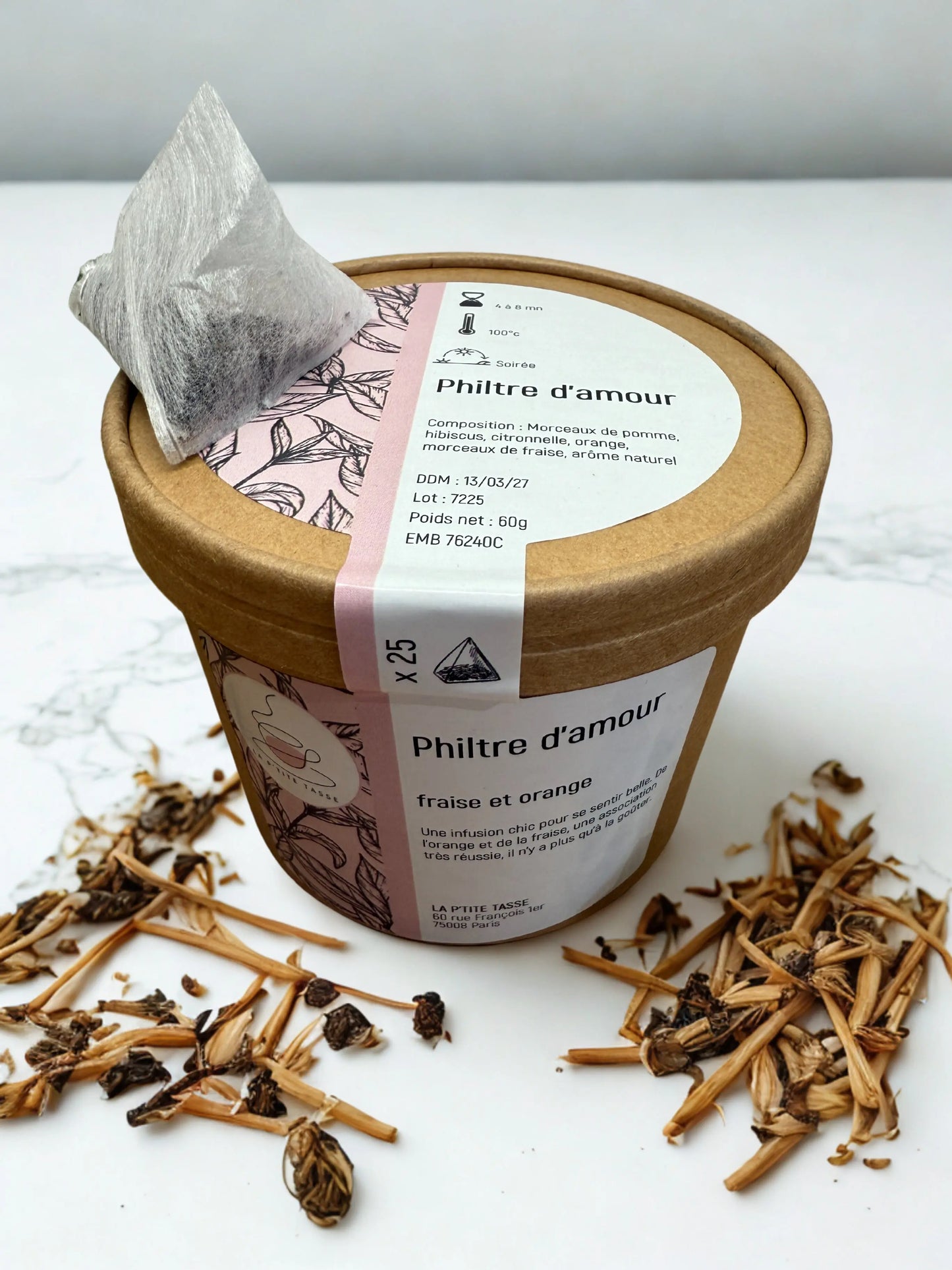 Infusion Philtre d’Amour en infusette La P’tite Tasse – mélange envoûtant de plantes et de fleurs aux notes fruitées et florales, pensé pour éveiller les sens et adoucir le cœur, dans un packaging romantique.