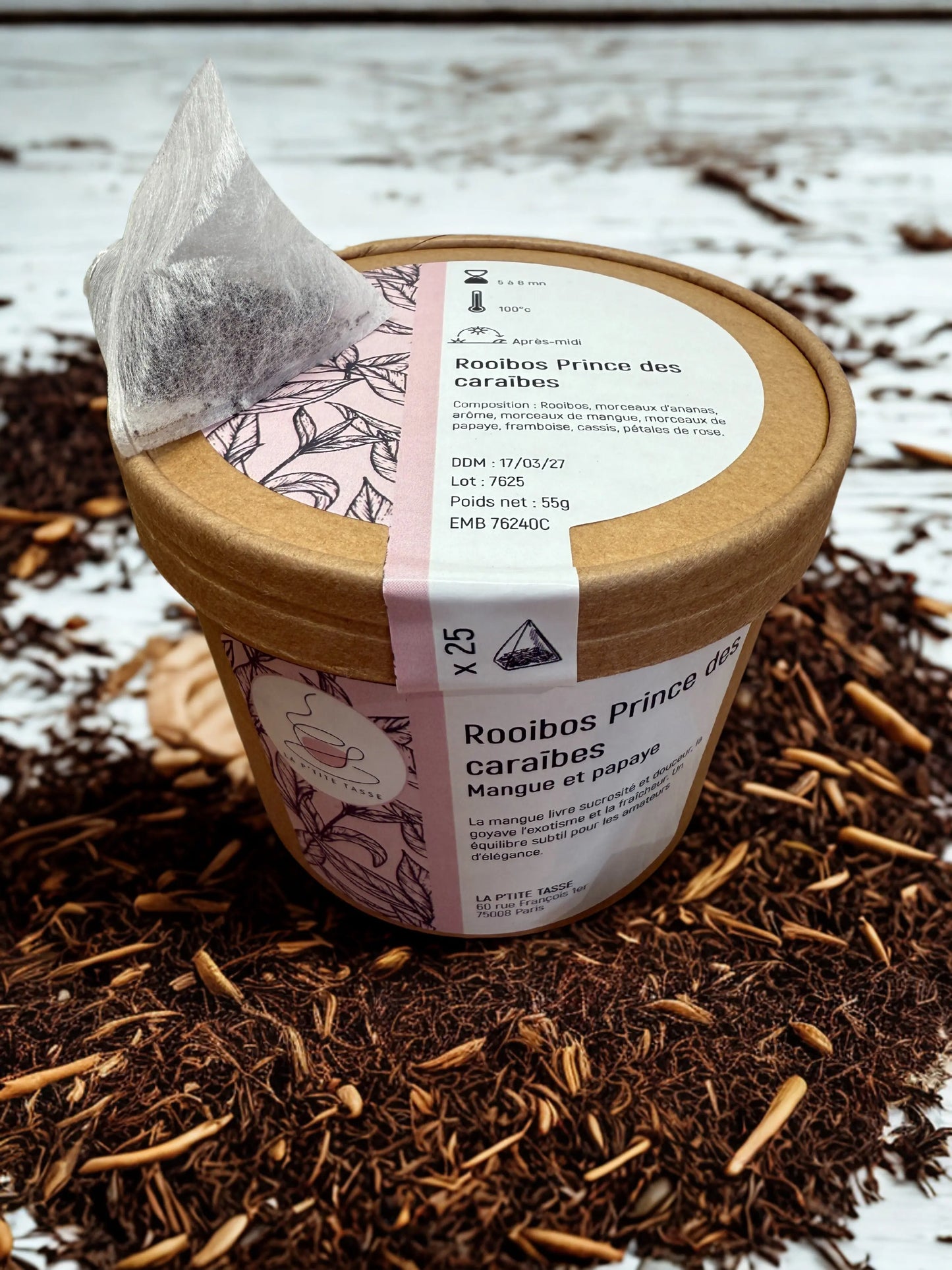 Rooibos Prince des Caraïbes en infusette La P’tite Tasse – infusion exotique et douce aux saveurs tropicales, mélange de rooibos bio et fruits des Caraïbes, présentée dans un emballage coloré et élégant.