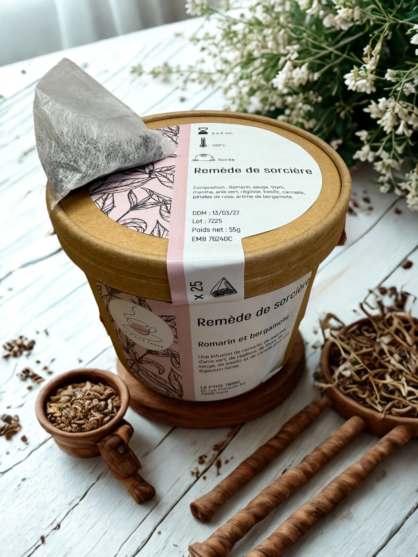 Infusion Remède de Sorcière en infusette La P’tite Tasse – mélange puissant de plantes bio aux vertus réconfortantes et protectrices, inspiré des potions d’antan, présenté dans un emballage mystique et original.