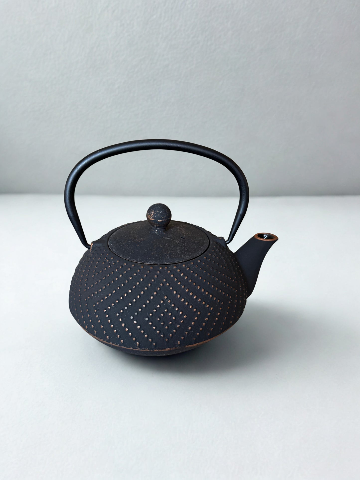 Théière en fonte noire La P’tite Tasse – théière traditionnelle avec motif losange, finition mate noire, idéale pour infuser et conserver le thé au chaud avec élégance.