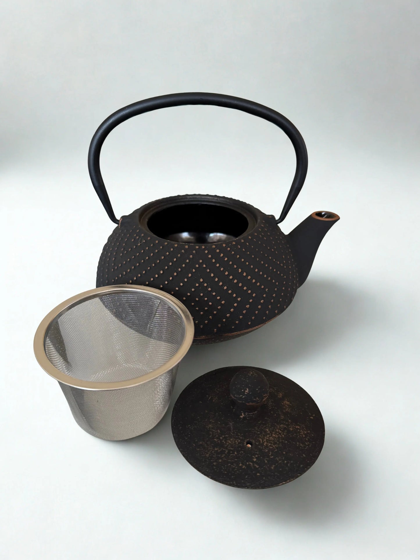 Théière en fonte noire La P’tite Tasse – théière traditionnelle avec motif losange, finition mate noire, idéale pour infuser et conserver le thé au chaud avec élégance.