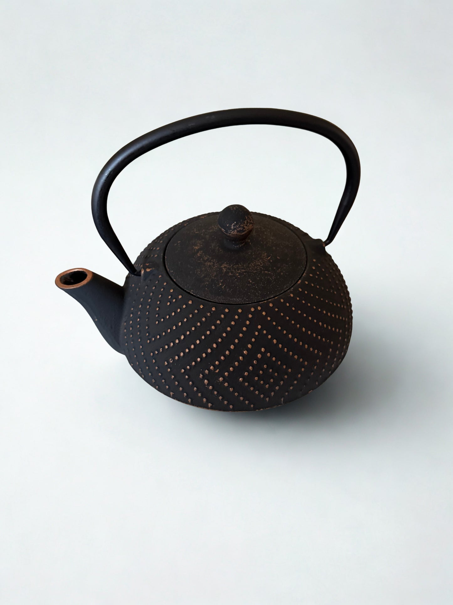 Théière en fonte noire La P’tite Tasse – théière traditionnelle avec motif losange, finition mate noire, idéale pour infuser et conserver le thé au chaud avec élégance.