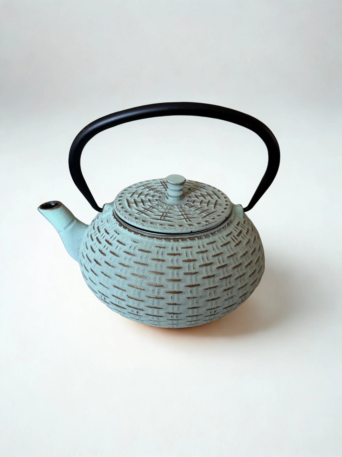 Théière en fonte couleur menthe La P’tite Tasse – théière traditionnelle au design épuré et teinte vert menthe, parfaite pour une infusion authentique et une touche de fraîcheur visuelle.