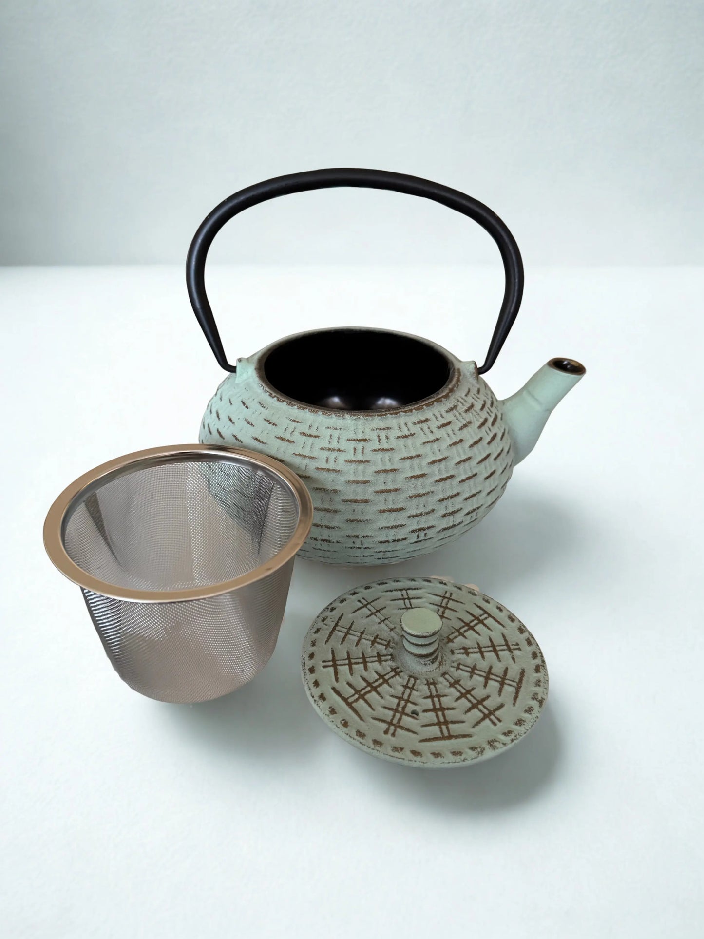 Théière en fonte couleur menthe La P’tite Tasse – théière traditionnelle au design épuré et teinte vert menthe, parfaite pour une infusion authentique et une touche de fraîcheur visuelle.