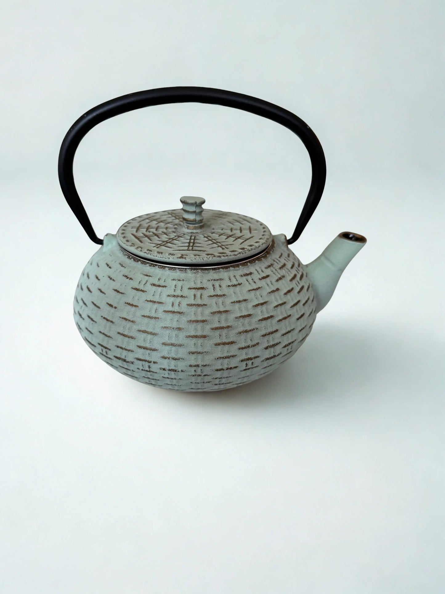 Théière en fonte couleur menthe La P’tite Tasse – théière traditionnelle au design épuré et teinte vert menthe, parfaite pour une infusion authentique et une touche de fraîcheur visuelle.