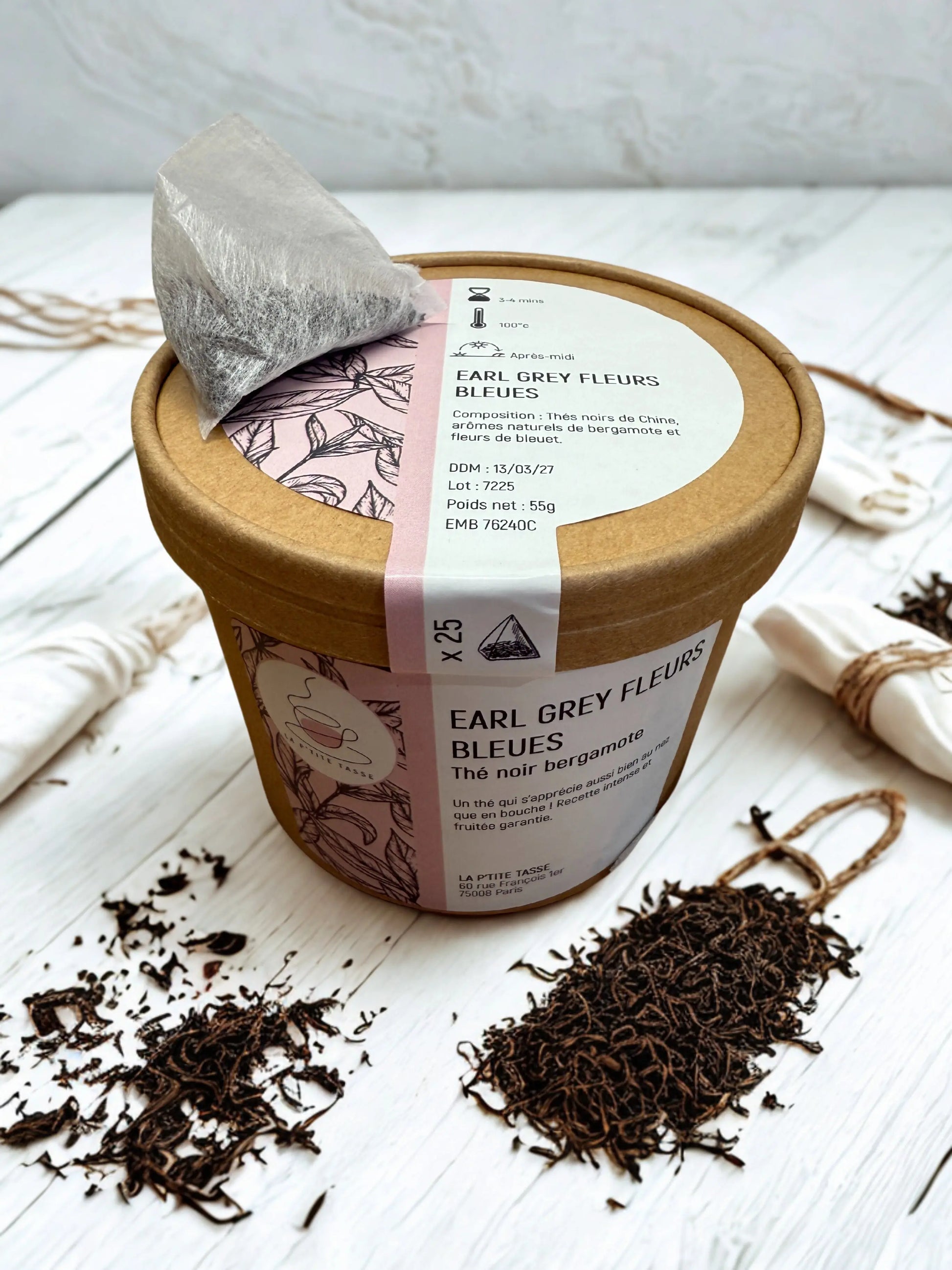 Thé Earl Grey Supérieur Fleurs Bleues La P’tite Tasse en pot – thé noir aromatisé à la bergamote avec une touche délicate de fleurs bleues, pour une expérience élégante et parfumée.