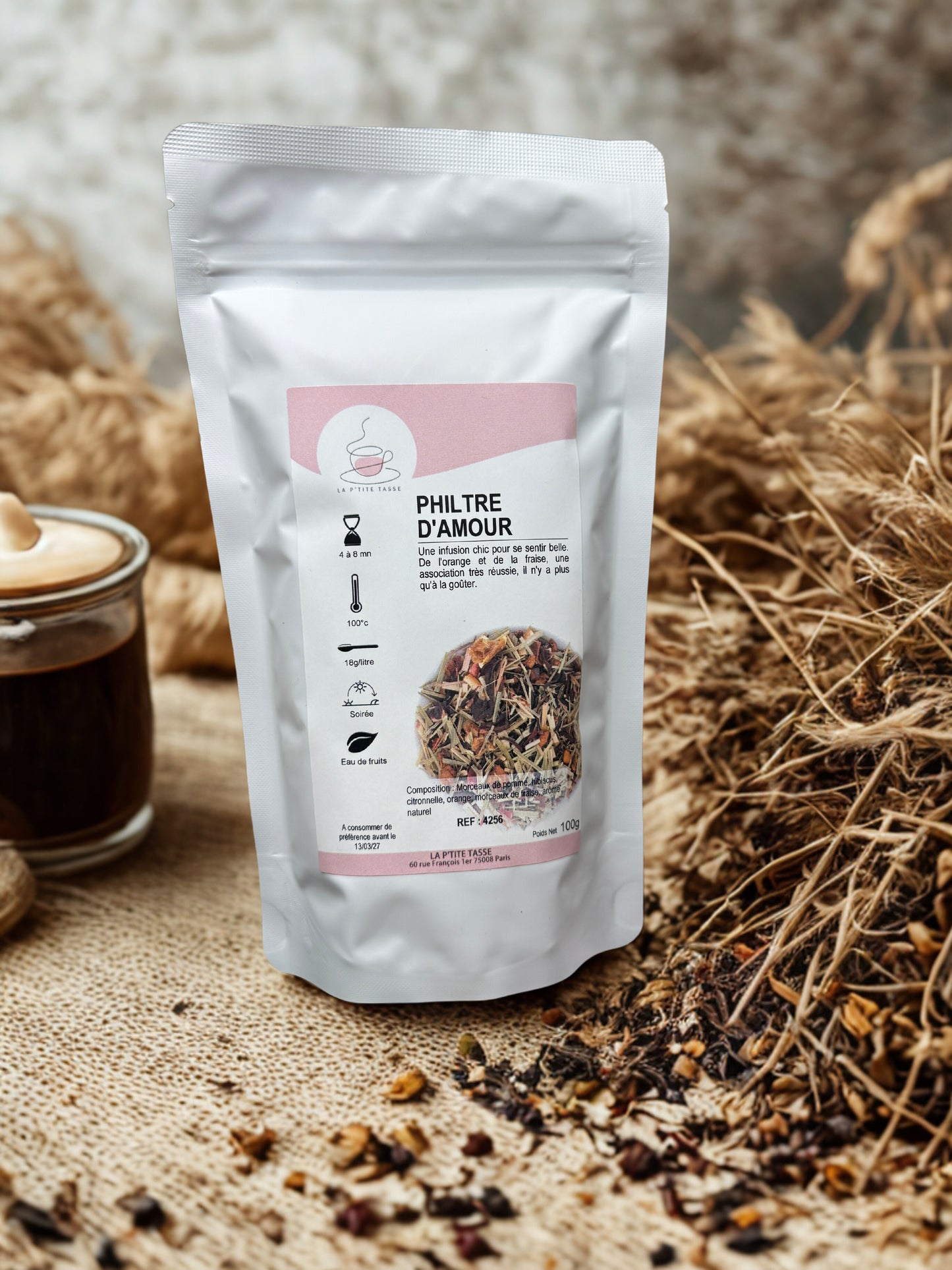 Infusion Philtre d’Amour en sachet La P’tite Tasse – mélange envoûtant de plantes et de fleurs aux notes fruitées et florales, pensé pour éveiller les sens et adoucir le cœur, dans un packaging romantique.