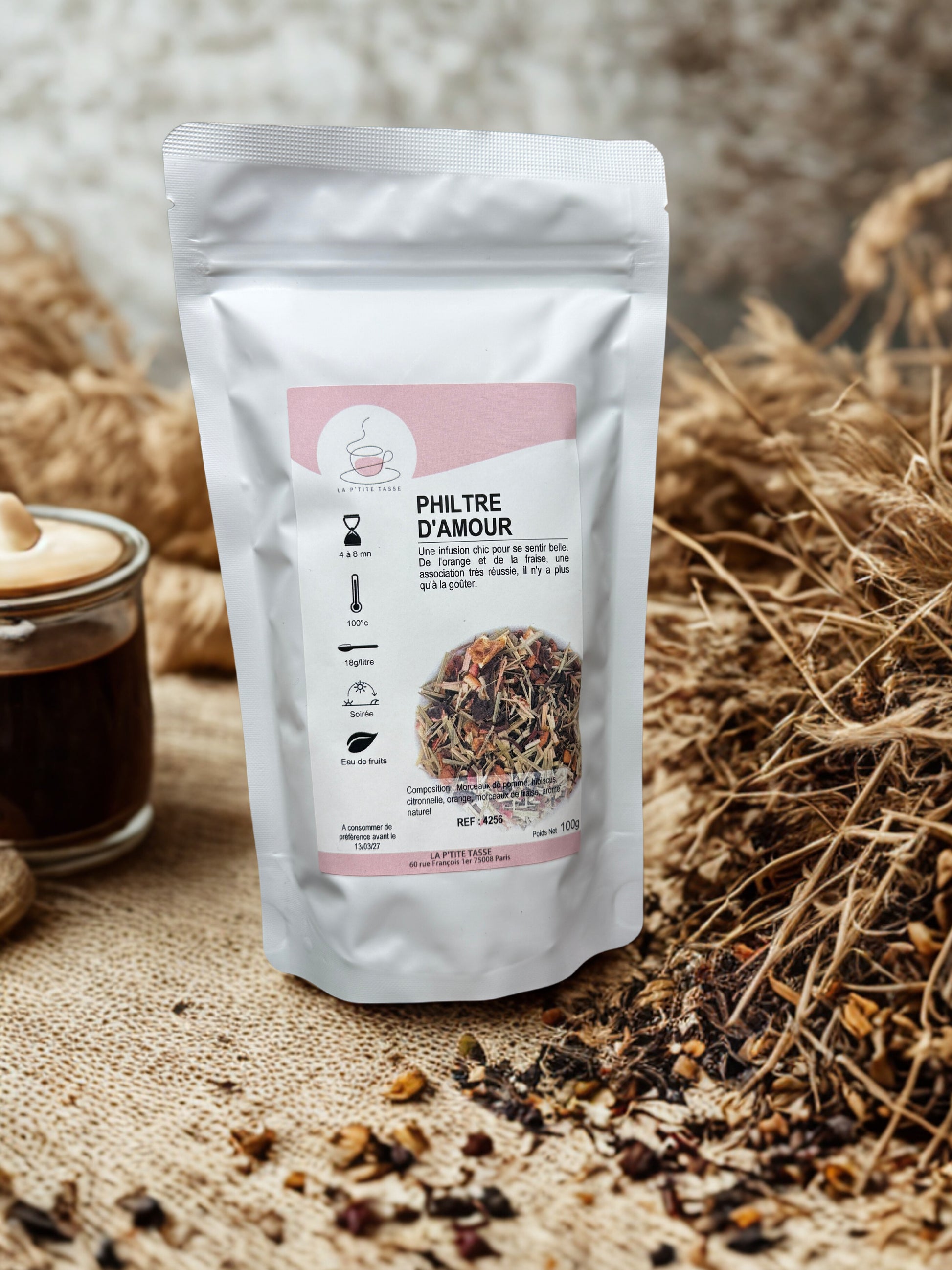 Infusion Philtre d’Amour en sachet La P’tite Tasse – mélange envoûtant de plantes et de fleurs aux notes fruitées et florales, pensé pour éveiller les sens et adoucir le cœur, dans un packaging romantique.