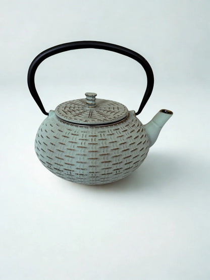 Théière en fonte couleur menthe La P’tite Tasse – théière traditionnelle au design épuré et teinte vert menthe, parfaite pour une infusion authentique et une touche de fraîcheur visuelle.